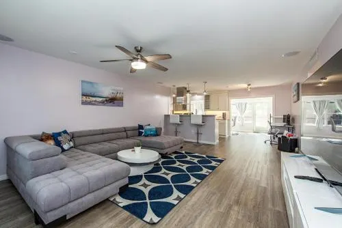 Cheerful 2-bedroom, 2 bathrooms vacation home with salted, solar heated pool! - Image 1