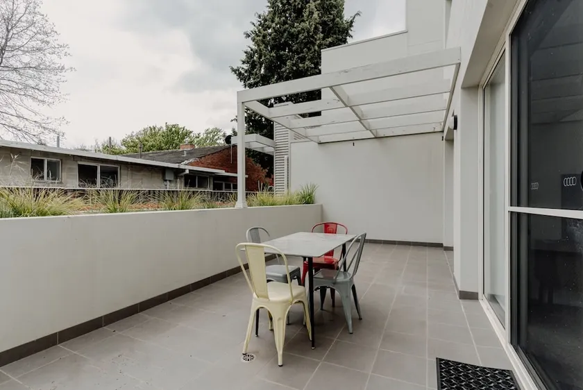Peaceful 1-bed Apartment Close to Lonsdale St - Image 1