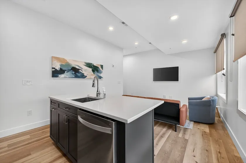 Stylish Downtown Unit With Historic Charm 3 Bedroom Apts - Image 1