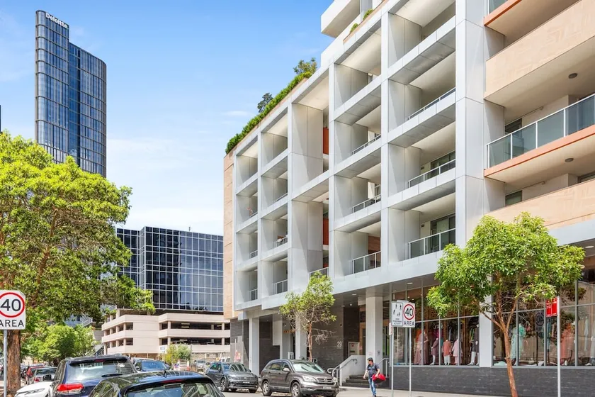 Central 2-Bed with Parking & Stunning Views - Image 1