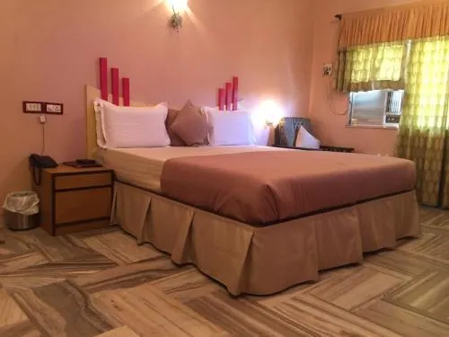 Hotel Woodlands - Image 1