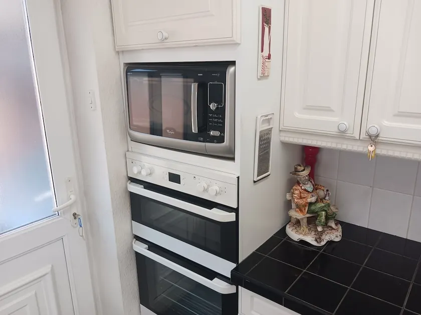 Captivating 3-Bed House in Saint Helens - Image 1