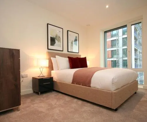 Riverside apartment minutes from Elizabeth line - Image 1