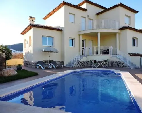 Stunning 3-bed House in Pego - Image 1