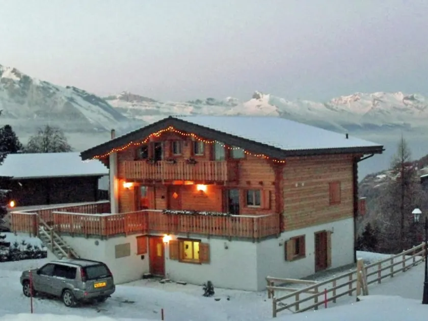 Luxury Chalet with Hot Tub in La Tzoumaz - Image 1
