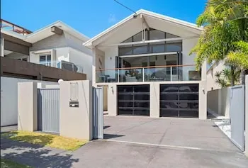 Gold Coast Beachside Holiday House - Image 1