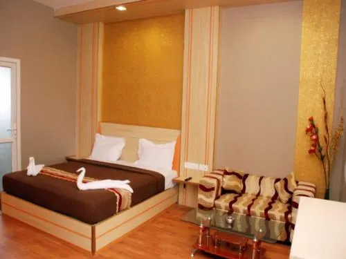 Vihal Estancia Holiday Inn - Image 1