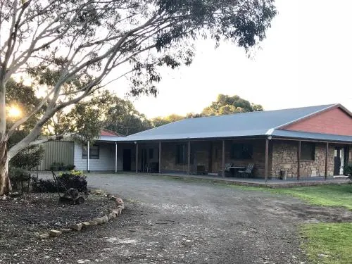 Bee's Place - 3 bedroom home on 10 acres of land with distant ocean views - Image 1