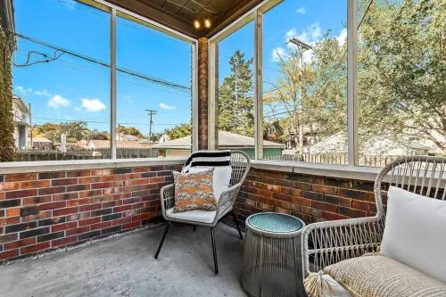 Charming 2BR Flat Walk to Downtown Royal Oak - Image 1