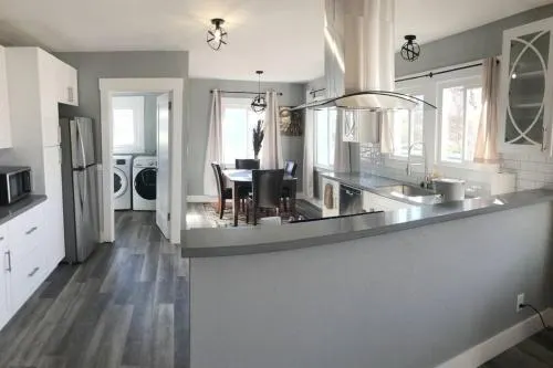 Executive 2 bdrm home- Fast Wi-Fi- Open Floorpan - Image 1
