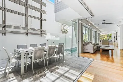 Contemporary & central, Sunshine Beach - Image 1