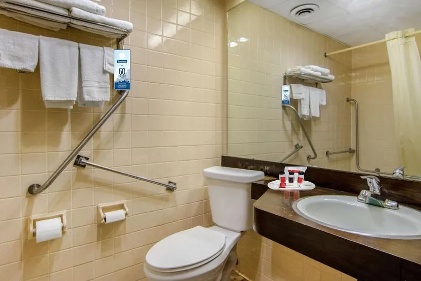 Econo Lodge Forsyth - Image 1