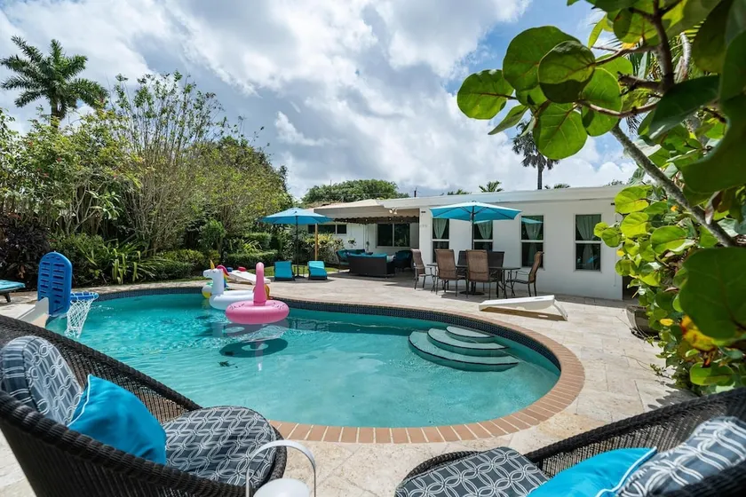 Exclusive Miami House: Your Private Pool Paradise - Image 1