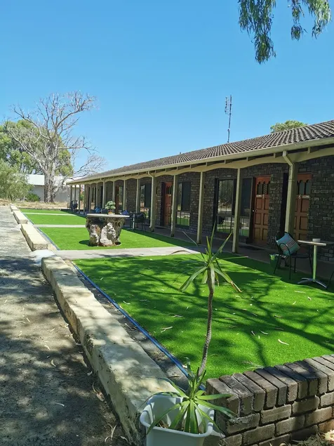 Lake Clifton Tavern - Image 1