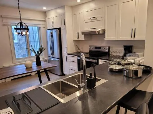 Free Parking Beautiful 4 1 2 2 BR apartment - Image 1