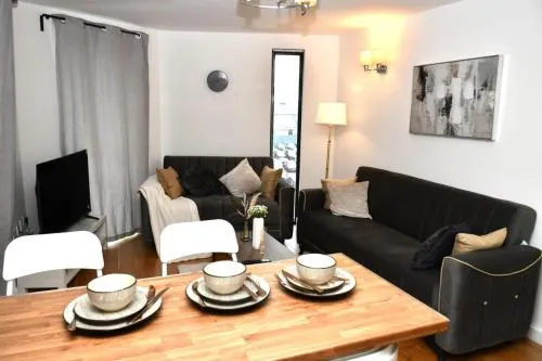 London City Escape - 2 Bedroom Apartment - Image 1