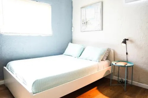 Cozy Room Near Miami Airport - Image 1