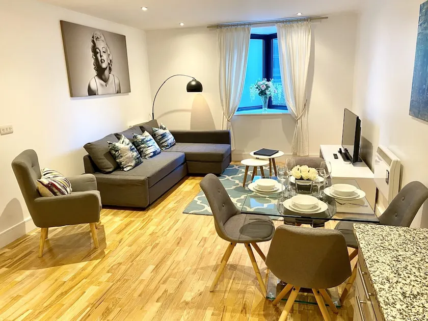 Urban Living's - The Burley Luxury City Apartment - Image 1