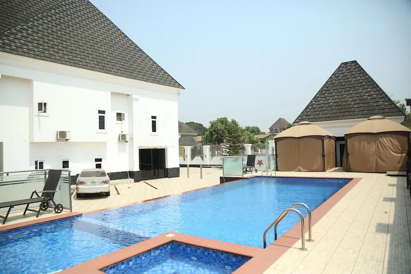 PoshLux Executive Hotel - Image 1