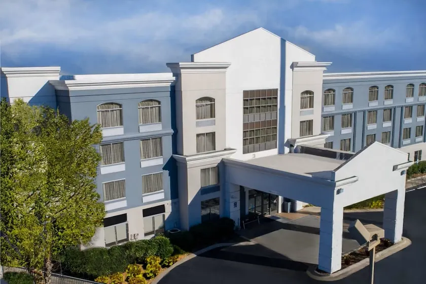 Holiday Inn Express Murfreesboro Central - Image 1