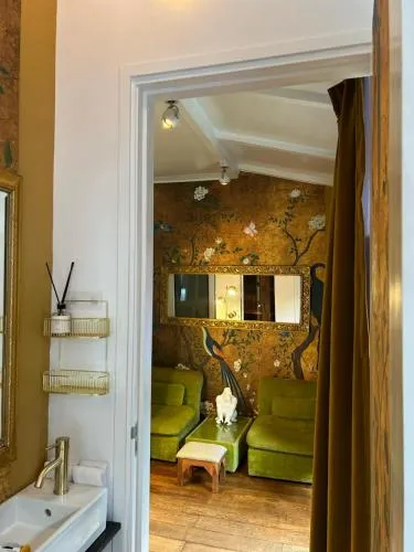 BEAUTIFUL APARTMENT WiTH ASIAN STYLE BEDROOM NEAR RAI & CENTER - Image 1