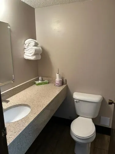 Cedar Inn - Image 1