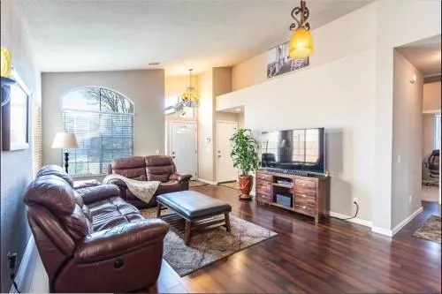 Cozy Home in the Heart of Elk Grove - Image 1