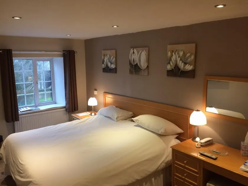 Shaw Country Hotel - Image 1