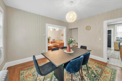 Beautiful 4BR 2 Bathroom House with Parking - Image 1