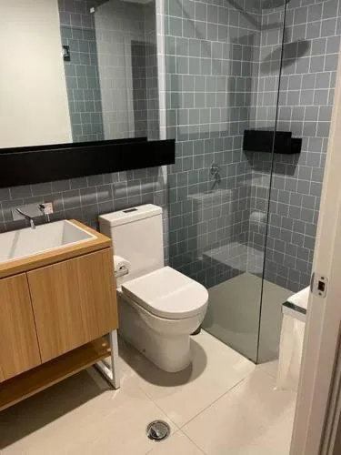Stylish 2-Bedroom Preston Apartment Near Transport - Image 1
