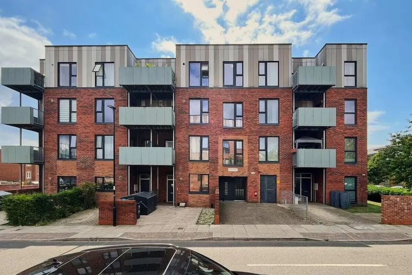 The Enfield Sanctuary - Modern 1bdr Flat With Balcony - Image 1