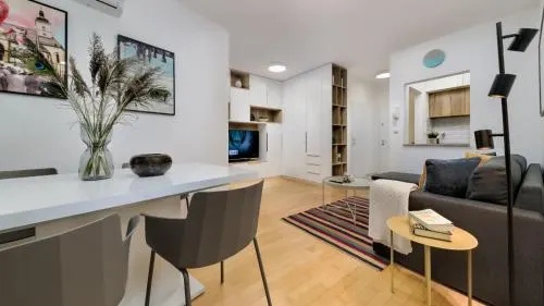 Aurelia's Stylish Place with free parking - Image 1