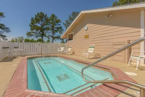 Lake Conroe Queen Studio Cabin 10 - Image 1