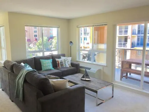 3 Bedroom Condo Steps To Lake & Stroll To Downtown - Image 1
