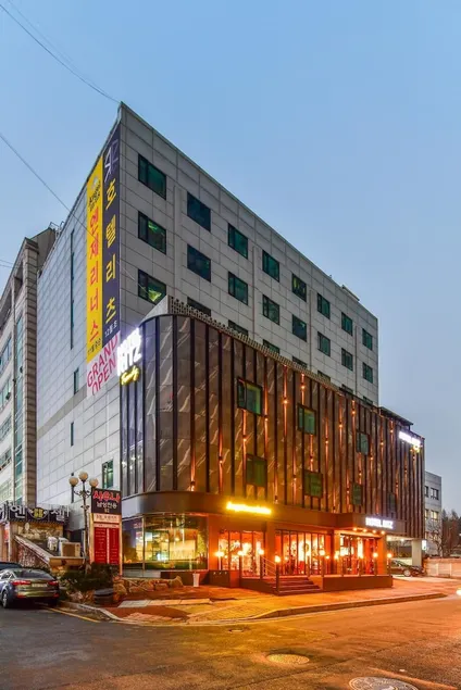 Hotel Ritz - Image 1