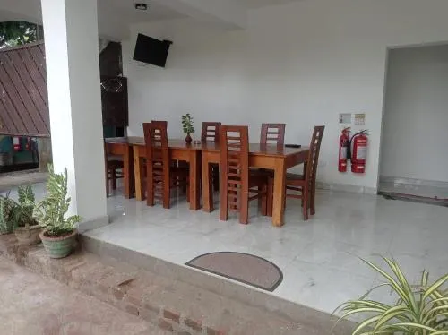 Senanayaka Holiday Inn - Image 1