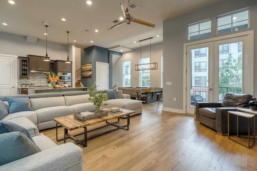 Town Lake Townhouse by Avantstay Hot Tub, Game Room & Skyline Views - Image 1