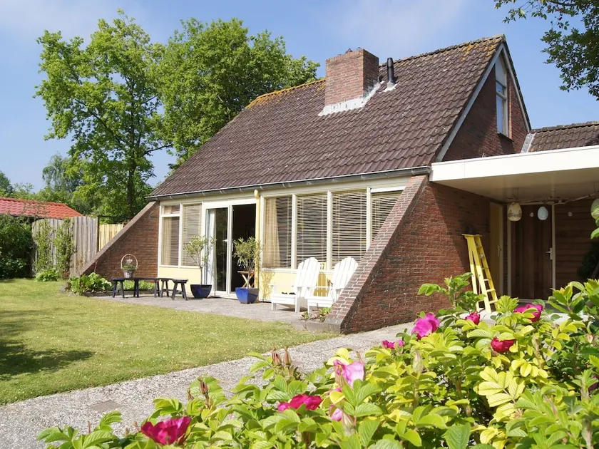 Cosy Holiday Home in Lauwersoog by the Lake with jacuzzi - Image 1