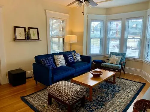 Bright 2 Br, Pets Welcome, Steps to Lake, Restaurants and Train - Image 1