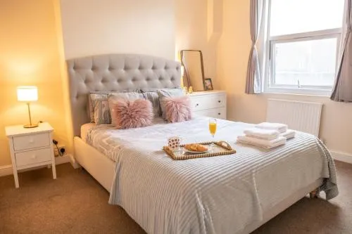 Lovely 4-bedrooms flat in North Acton - Image 1