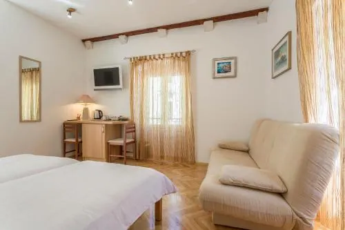 Carrara Accommodation - Image 1