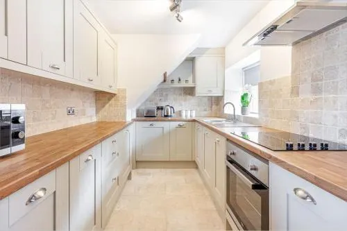 Lovely 2 Bedroom Cottage with Parking - Image 1