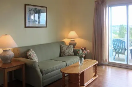 Topmast Motel - Image 1