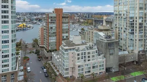 1BD+Den condo, with free parking in Downtown! - Image 1