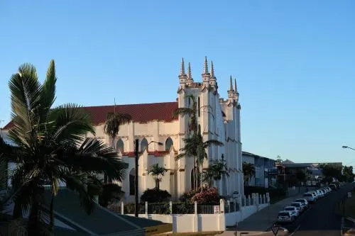 Queens Hotel Innisfail - Image 1