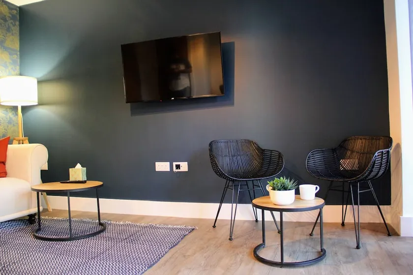 3 Double Bed Luxurious House Near Heathrow Airport - Image 1
