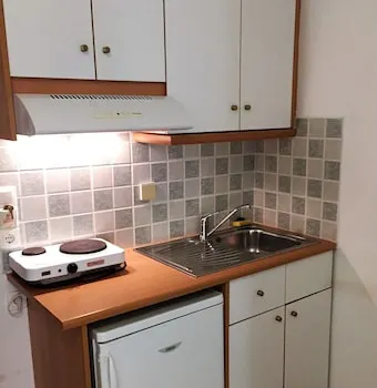 Lambrakis Studios & Apartments - Image 1