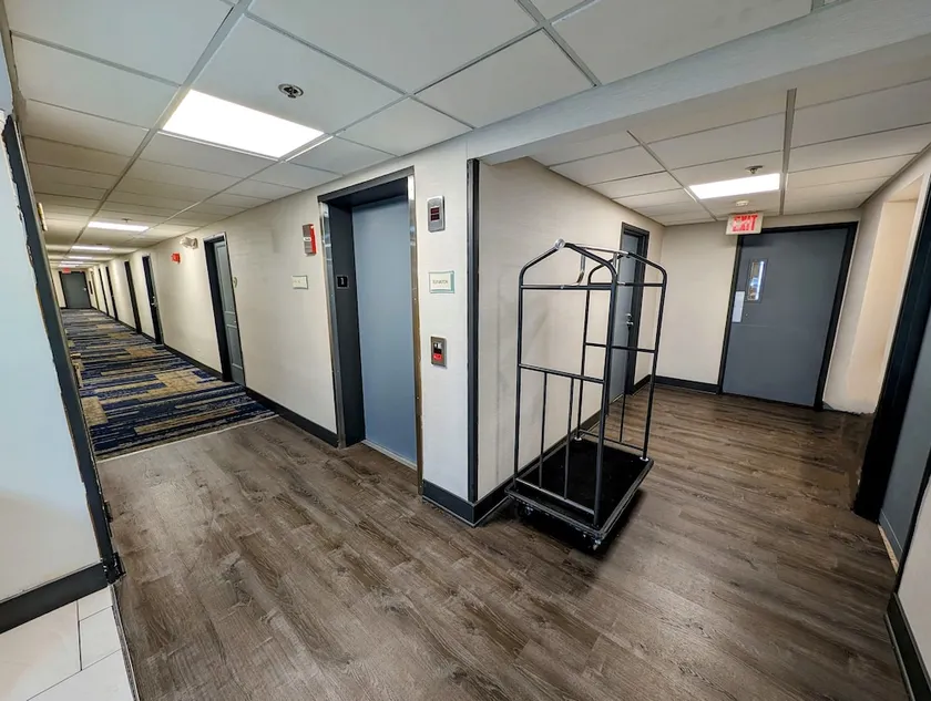 La Quinta Inn by Wyndham Chicago Willowbrook - Image 1