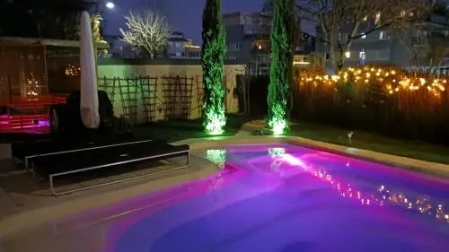 Apartment with heated pool and sauna - Image 1