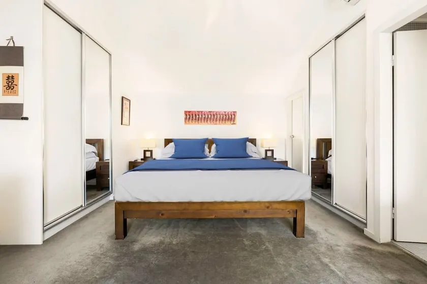 Poolside Apartment Opposite Redfern Park - Image 1